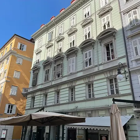 Pogri House Unita ترييستي